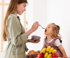Merienda y cuidado en alimentación de niños Merienda y cuidado en alimentación de niños